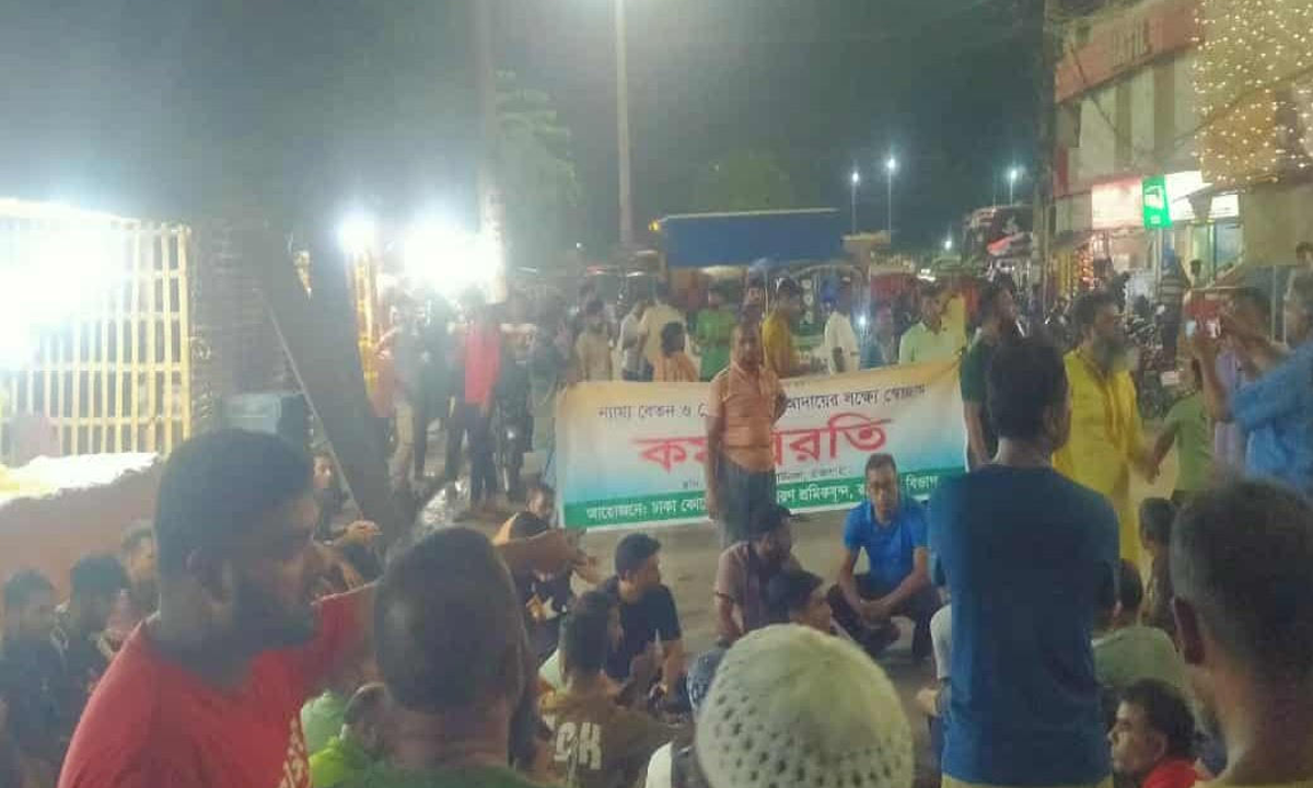 শিরোইল বাসস্ট্যান্ডে ধর্মঘটে পরিবহন শ্রমিকরা। ছবি- রূপালী বাংলাদেশ