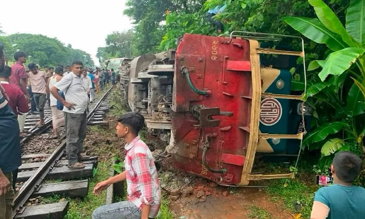 দুর্ঘটনাকবলিত উদয়ন এক্সপ্রেস। ছবি- রূপালী বাংলাদেশ