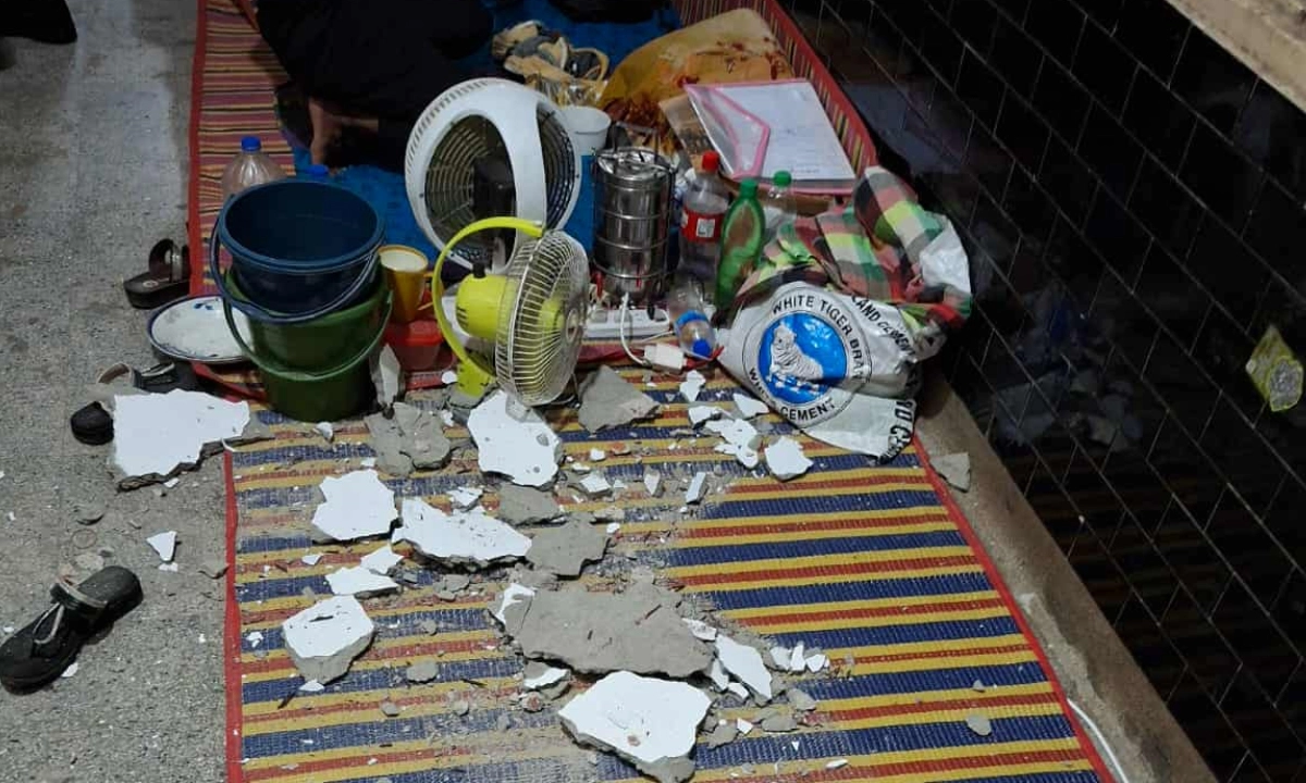 ভবনের ছাদ থেকে পলেস্তারা খসে পড়ার স্থান। ছবি- রূপালী বাংলাদেশ