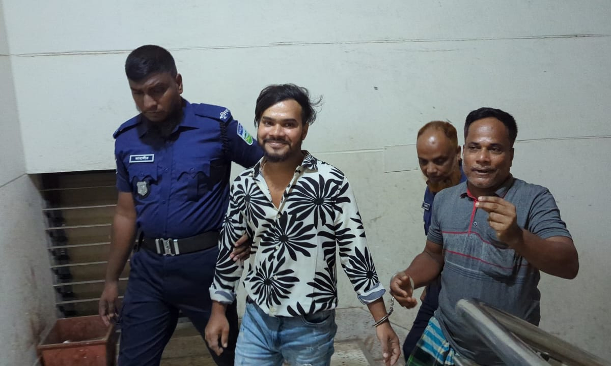 মজনু মিয়া (৪৭)  ও মো. সুজন মিয়া (৩০)। ছবি- রূপালী বাংলাদেশ