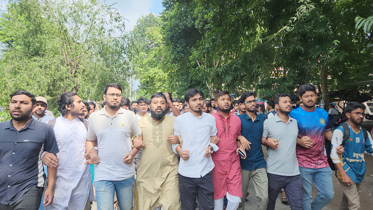 রাকসু নির্বাচনের তারিখ পিছিয়ে দেওয়ায় ছাত্রশিবিরের বিক্ষোভ। ছবি- সংগৃহীত