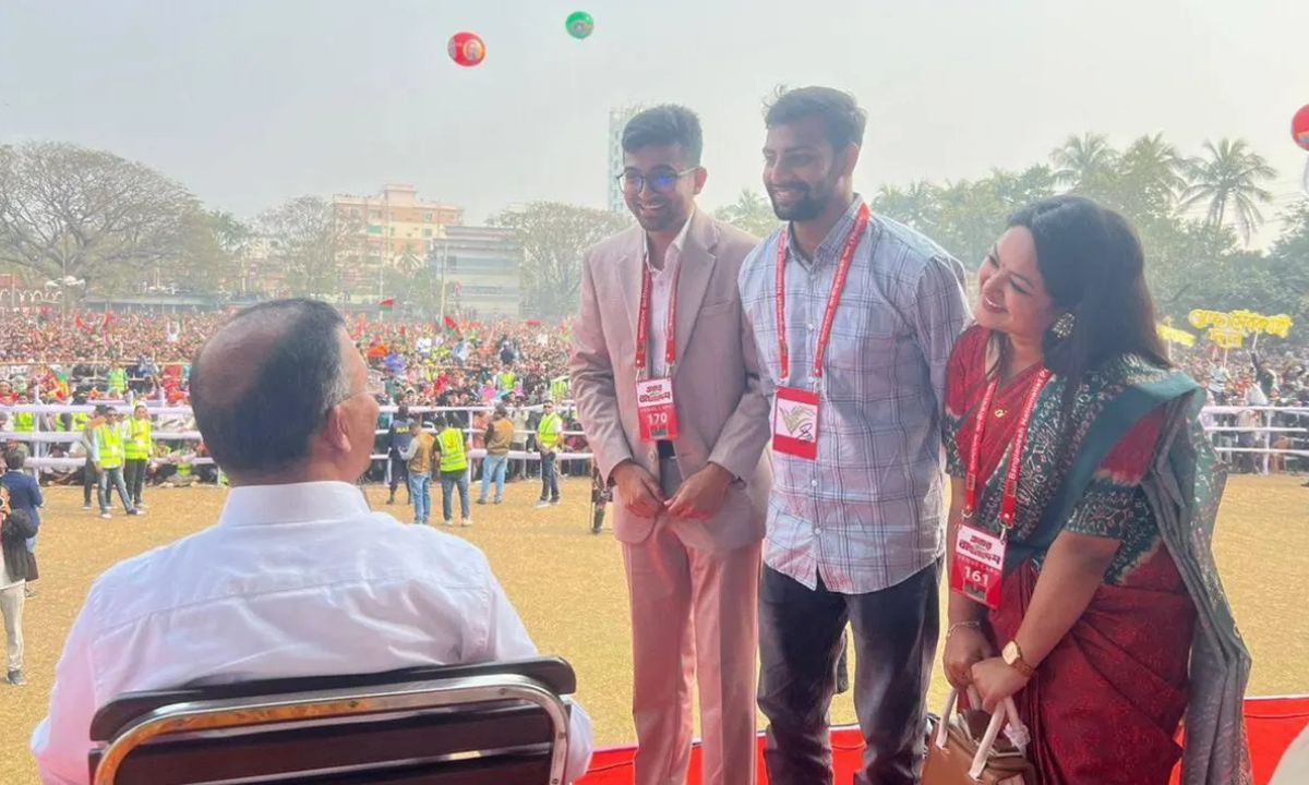 রাজশাহীর ঐতিহাসিক মাদ্রাসা ময়দানের জনসভা মঞ্চে তারেক রহমানের সঙ্গে সাক্ষাৎ রাকসু নির্বাচনে ছাত্রদল সমর্থিত প্যানেলে নির্বাচন করা তিন ছাত্রনেতার।  ছবি : সংগৃহীত
