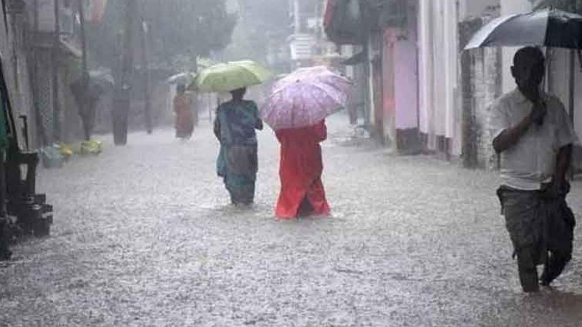 বৃষ্টিতে পানিবন্দি মানুষ। ছবি : সংগৃহীত