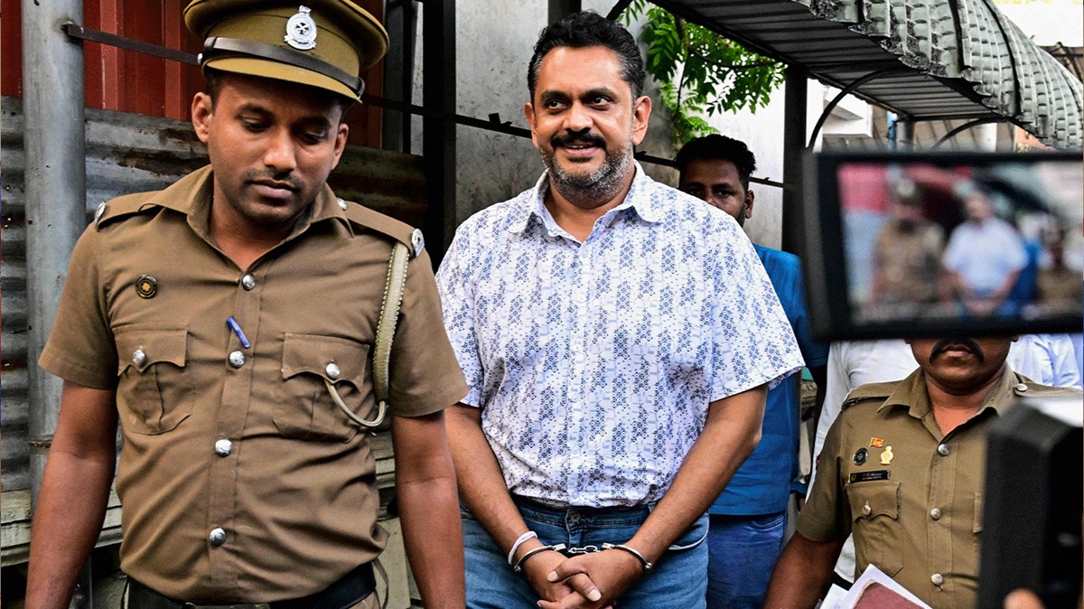 পুলিশের হাতে গ্রেপ্তার শ্রীলঙ্কার সাবেক মন্ত্রী শাশীন্দ্র রাজাপাকসে। ছবি- সংগৃহীত