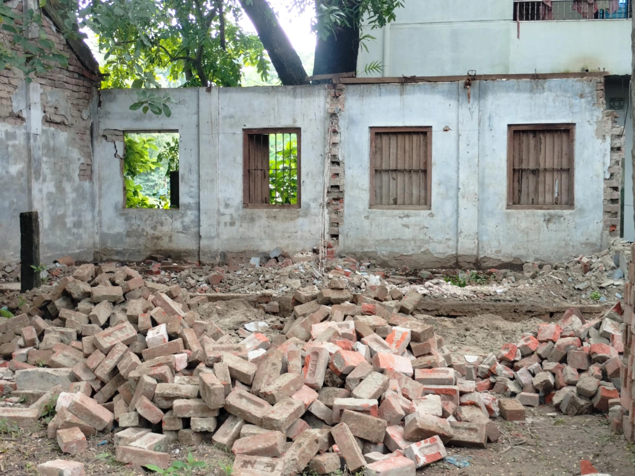ভাঙা হলো পাঁচটি ভবন