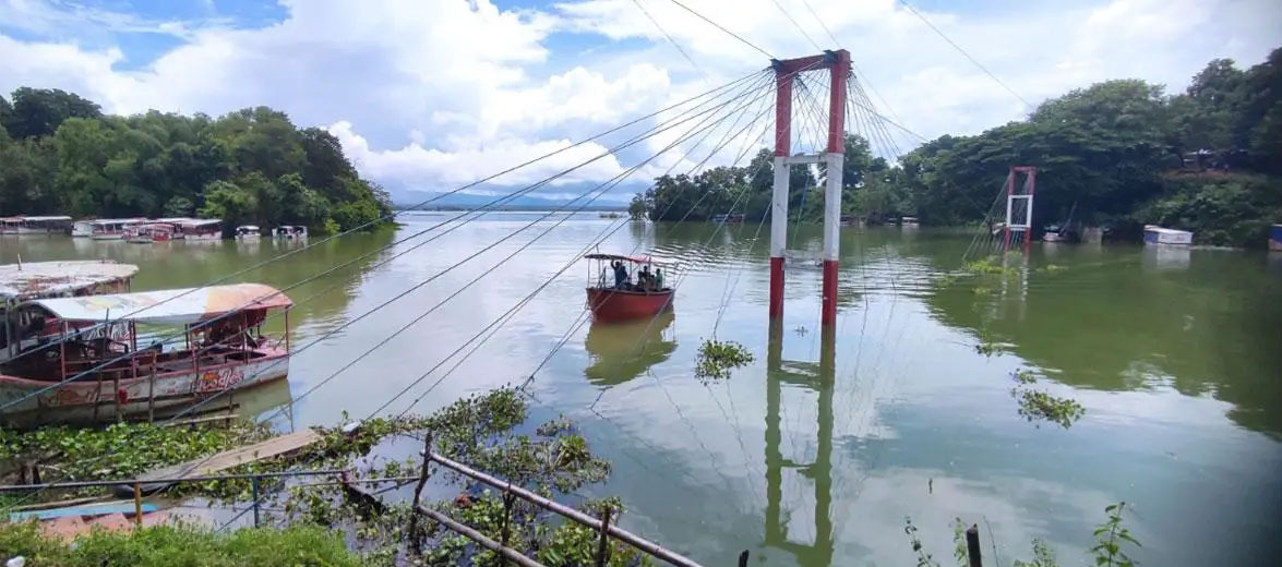 পানিতে তলীয়ে রাঙামাটির পর্যটনের আইকন পর্যটন ঝুলন্ত সেতু। ছবি- রূপালী বাংলাদেশ