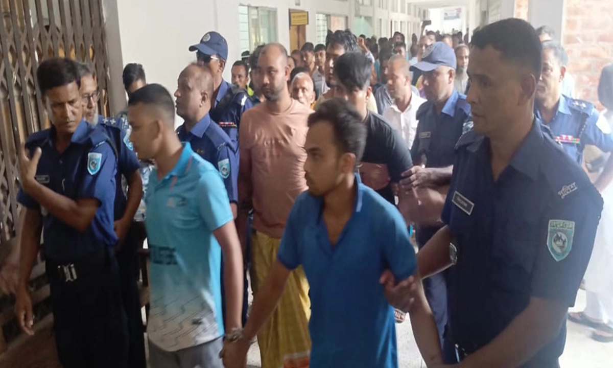 আদালতের নির্দেশে পাঁচজনকে কারাগারে নিয়ে যায় পুলিশ। ছবি- সংগৃহীত