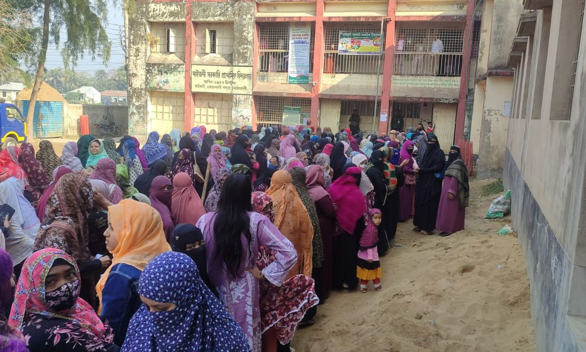 রংপুরে কেন্দ্রে ভোট দিচ্ছেন ভোটাররা। ছবি : রূপালী বাংলাদেশ