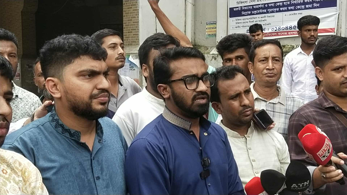 ঢাকা মেডিকেল কলেজ হাসপাতালে সাংবাদিকদের সঙ্গে আলাপকালে রাশেদ খান। ছবি- সংগৃহীত