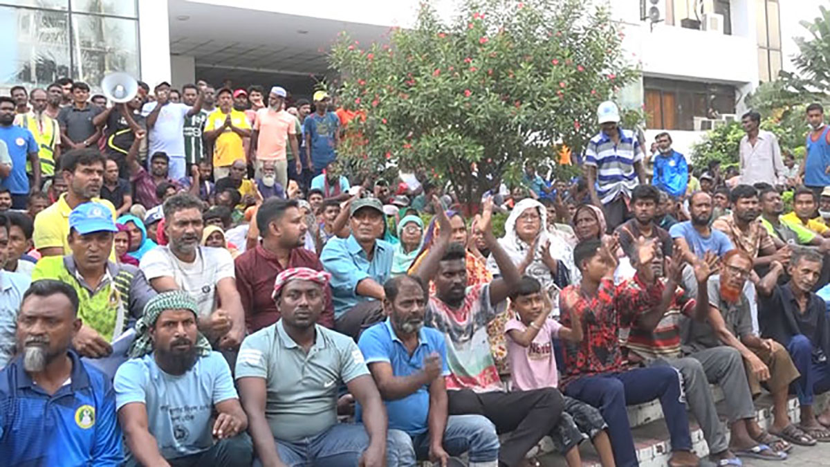 শ্রমিকদের কর্মবিরতি। ছবি- রূপালী বাংলাদেশ