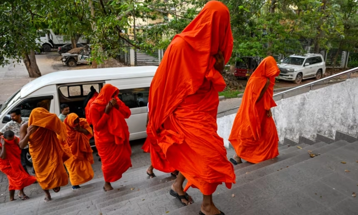 আদালতে যাচ্ছেন সন্ন্যাসীরা। ছবি : সংগৃহীত
