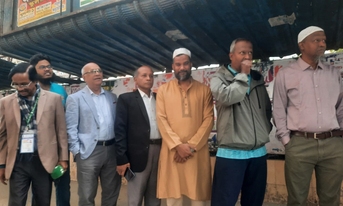 চট্টগ্রামে ভোট দেওয়ার জন্য লাইনে দাঁড়িয়েছেন উপদেষ্টা ফারুক-ই- আজম । ছবি : রুপালী বাংলাদেশ