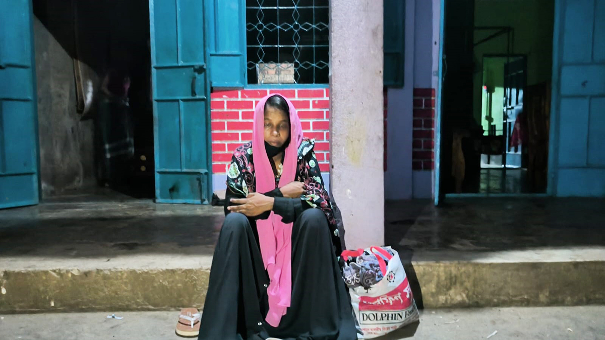 অনশনকারী তরুণী রিফা বেগম। ছবি- রূপালী বাংলাদেশ