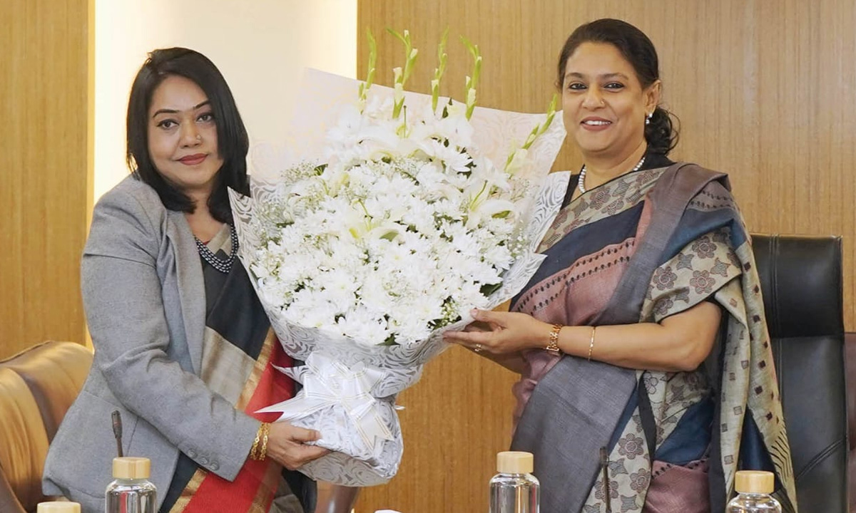 নতুন তথ্য উপদেষ্টাকে ফুল দিয়ে বরণ করে নেন মন্ত্রণালয়ের সচিব মাহবুবা ফারজানা। ছবি- সংগৃহীত