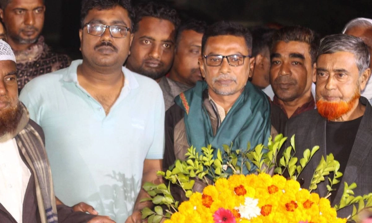 নলডাঙ্গায় ভাষা শহীদদের প্রতি শ্রদ্ধা জানাতে বিএনপি ও জনতার ঢল। ছবি : রূপালী বাংলাদেশ