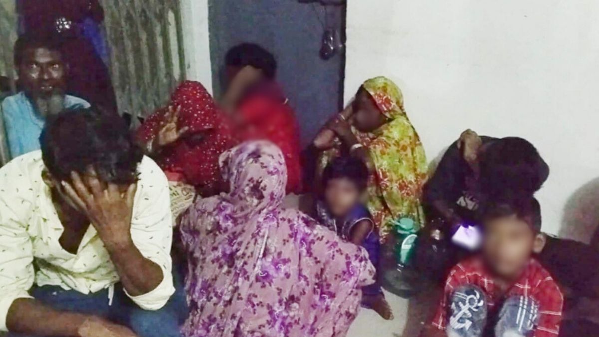 সাতক্ষীরা সীমান্তে শিশুসহ ১৫ বাংলাদেশিকে হস্তান্তর। ছবি- রূপালী বাংলাদেশ