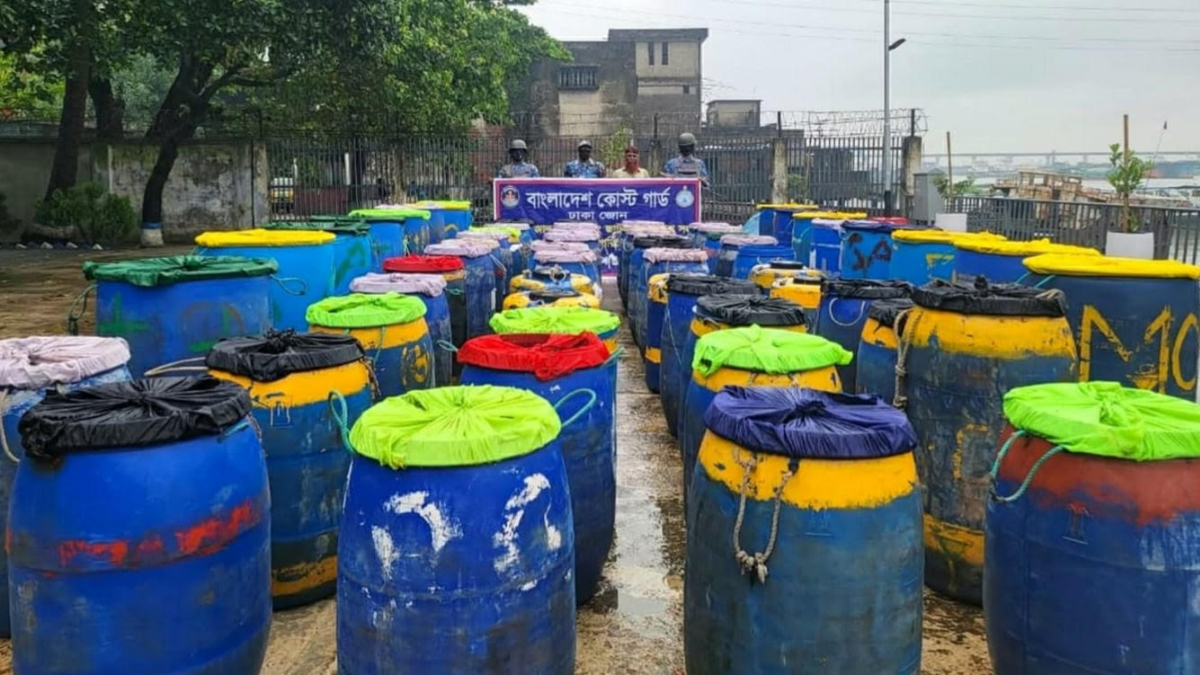 আটক চিংড়ির রেণু। ছবি- রূপালী বাংলাদেশ