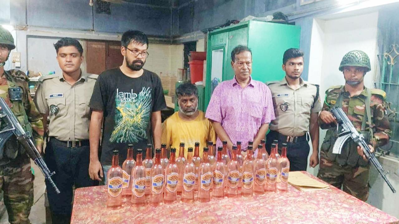 আটককৃতরা। ছবি- রূপালী বাংলাদেশ