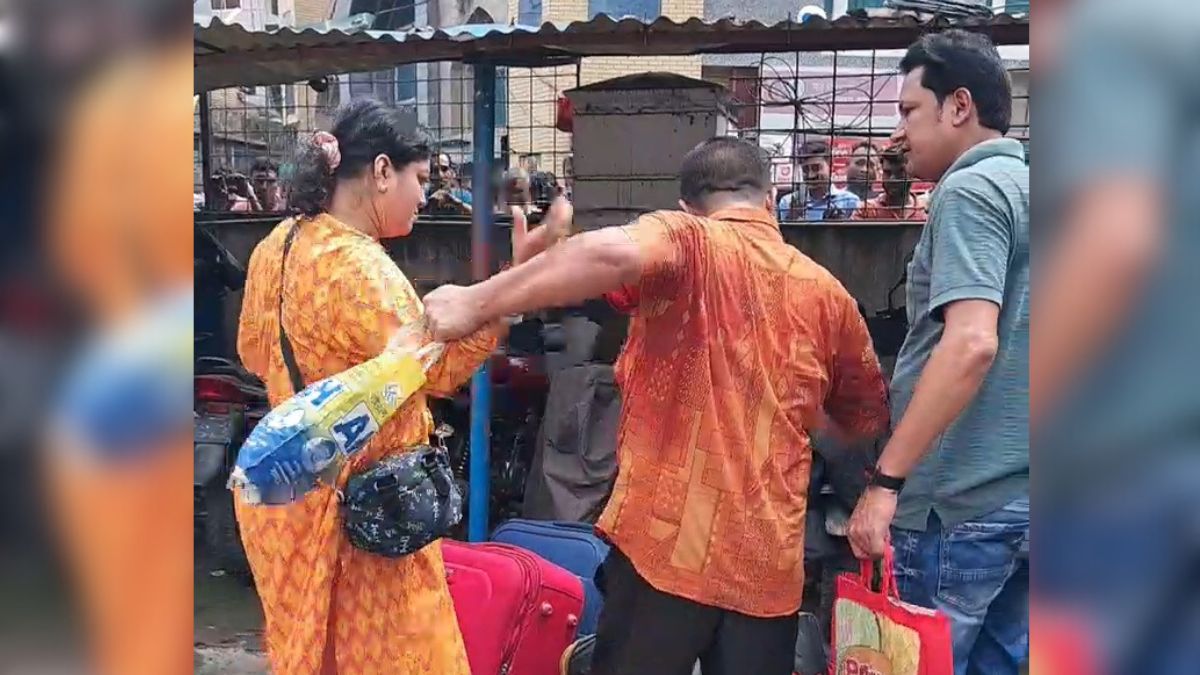 একজনকে স্ত্রী দাবি করে দুই স্বামীর টানাটানি। ছবি- রূপালী বাংলাদেশ
