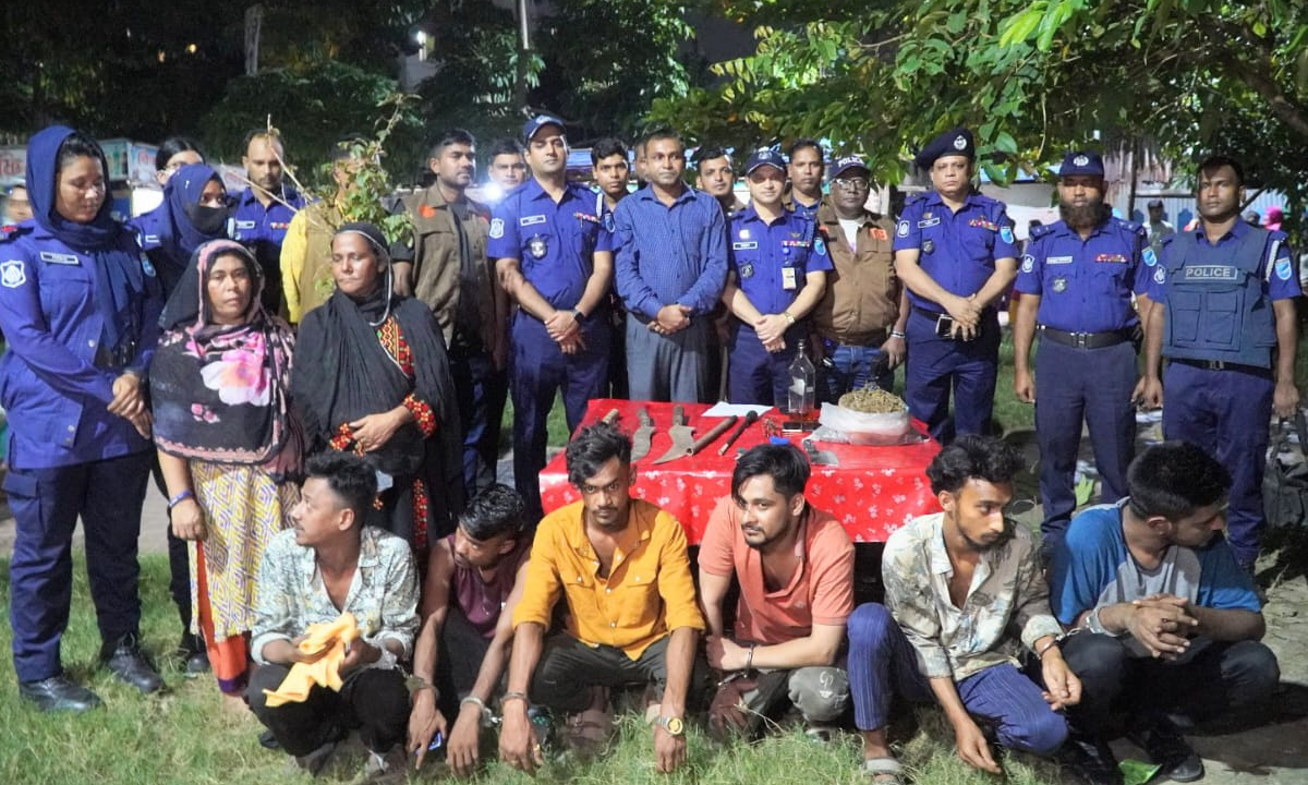 আটককৃতরা। ছবি- রূপালী বাংলাদেশ