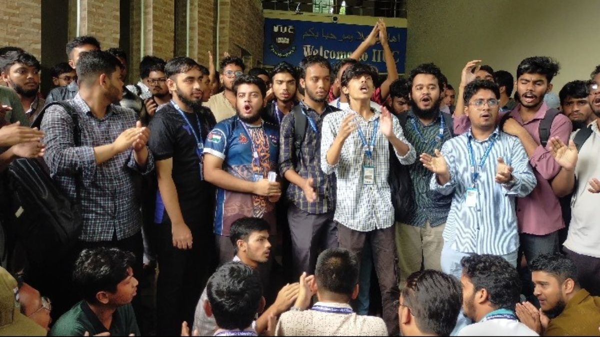 ১৫ দাবিতে আন্দোলনে করছেন (আইআইইউসি ‘র শিক্ষার্থীরা। ছবি- রূপালী বাংলাদেশ