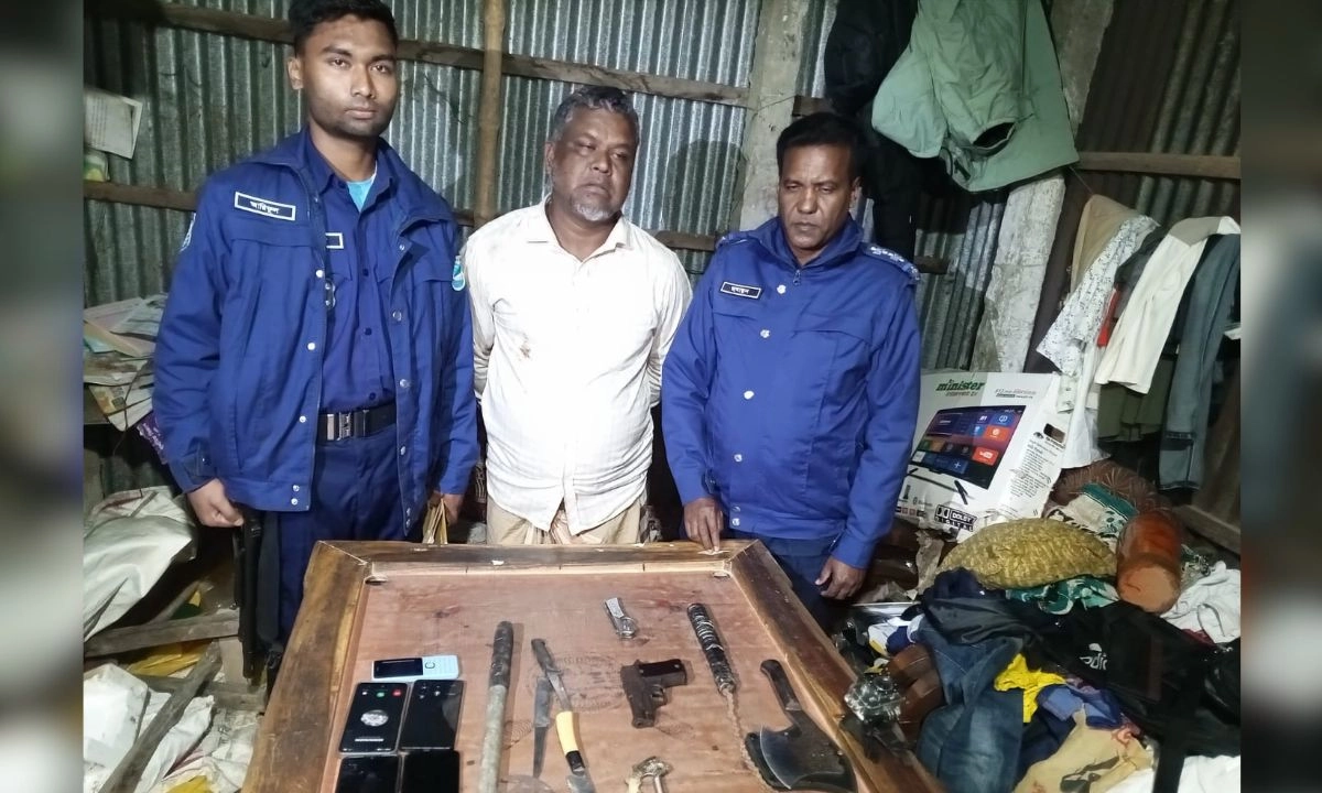 অস্ত্রসহ গ্রেপ্তার ব্যক্তি। ছবি : রূপালী বাংলাদেশ