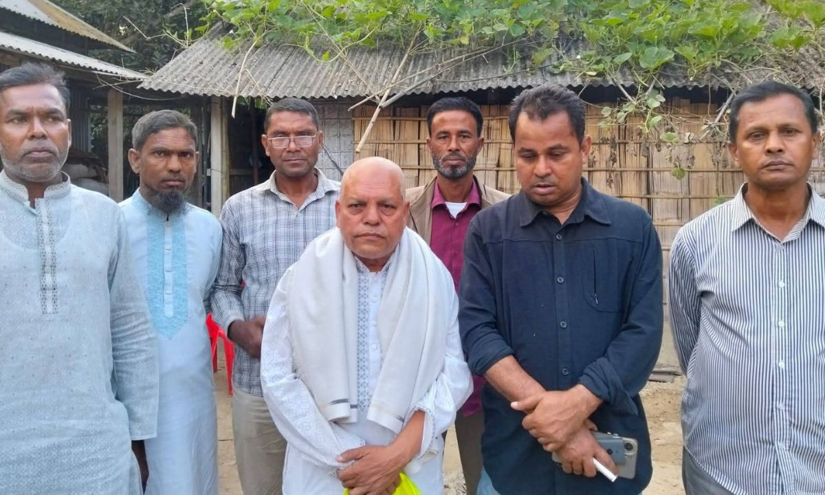 আব্দুল মান্নান তালুকদারের মাথা ন্যাড়া করেছে  কৃষক দল নেতা। ছবি : রূপালী বাংলাদেশ