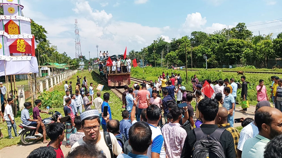 ট্রেন আটকে দেন আন্দোলনকারীরা। ছবি - সংগৃহীত