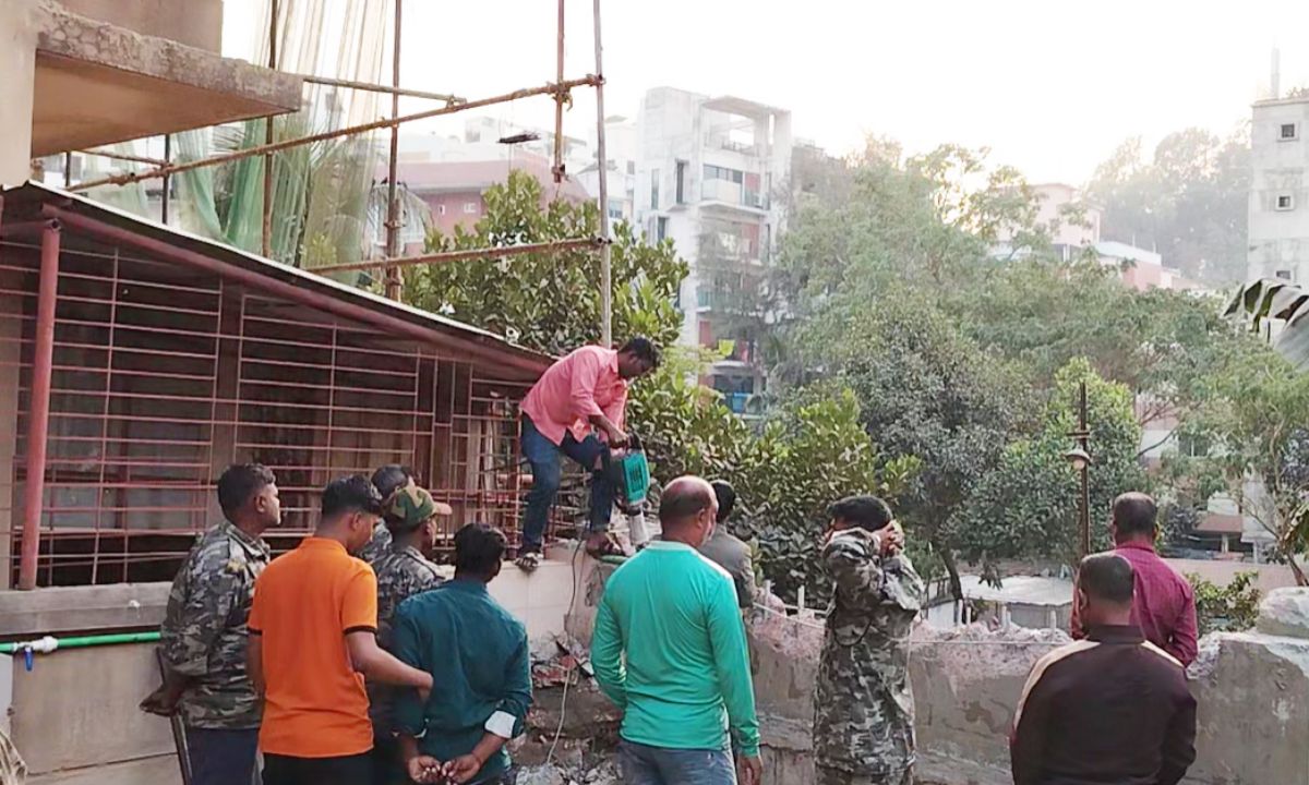 মসজিদের সীমানা দেয়াল গুঁড়িয়ে দেওয়া হয়। ছবি : রূপালী বাংলাদেশ