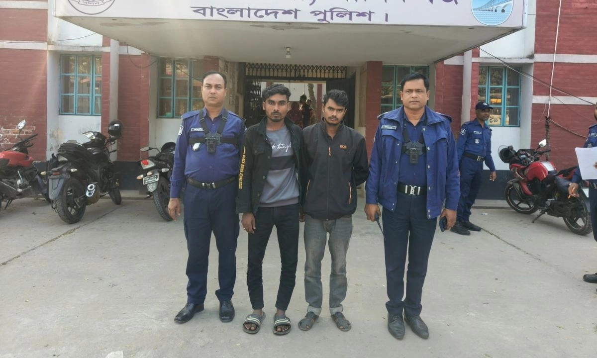 আটক দুইজন। ছবি : রূপালী বাংলাদেশ