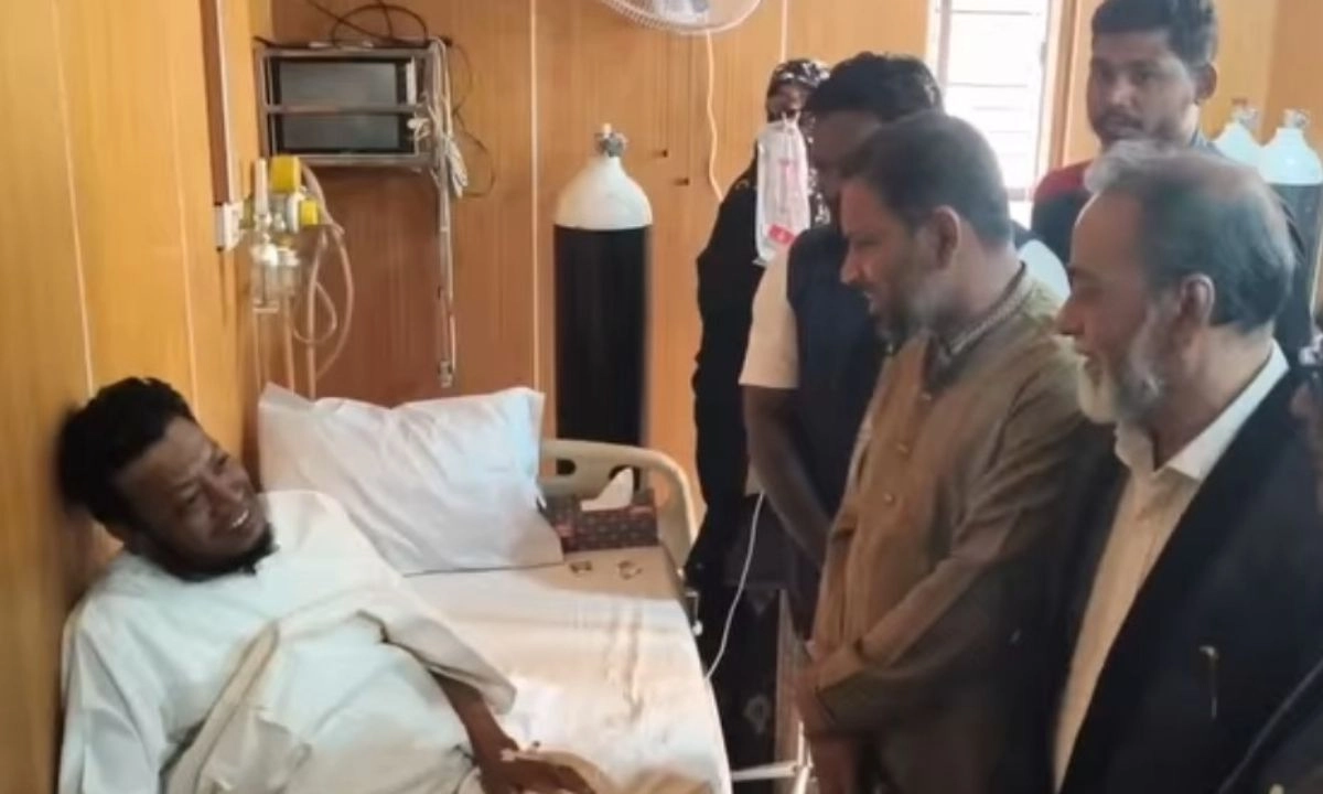 আমির হামজাকে দেখতে হাসপাতালে বিএনপি প্রার্থী। ছবি : রূপালী বাংলাদেশ