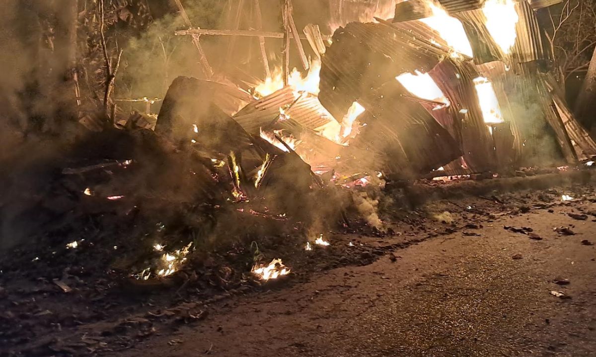 বসতঘর আগুনে পুড়ে ছাই। ছবি : রূপালী বাংলাদেশ