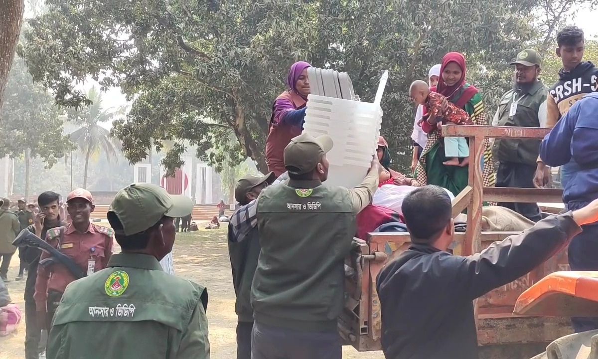 নির্বাচনি সরঞ্জাম পাঠানো হচ্ছে। ছবি : রূপালী বাংলাদেশ