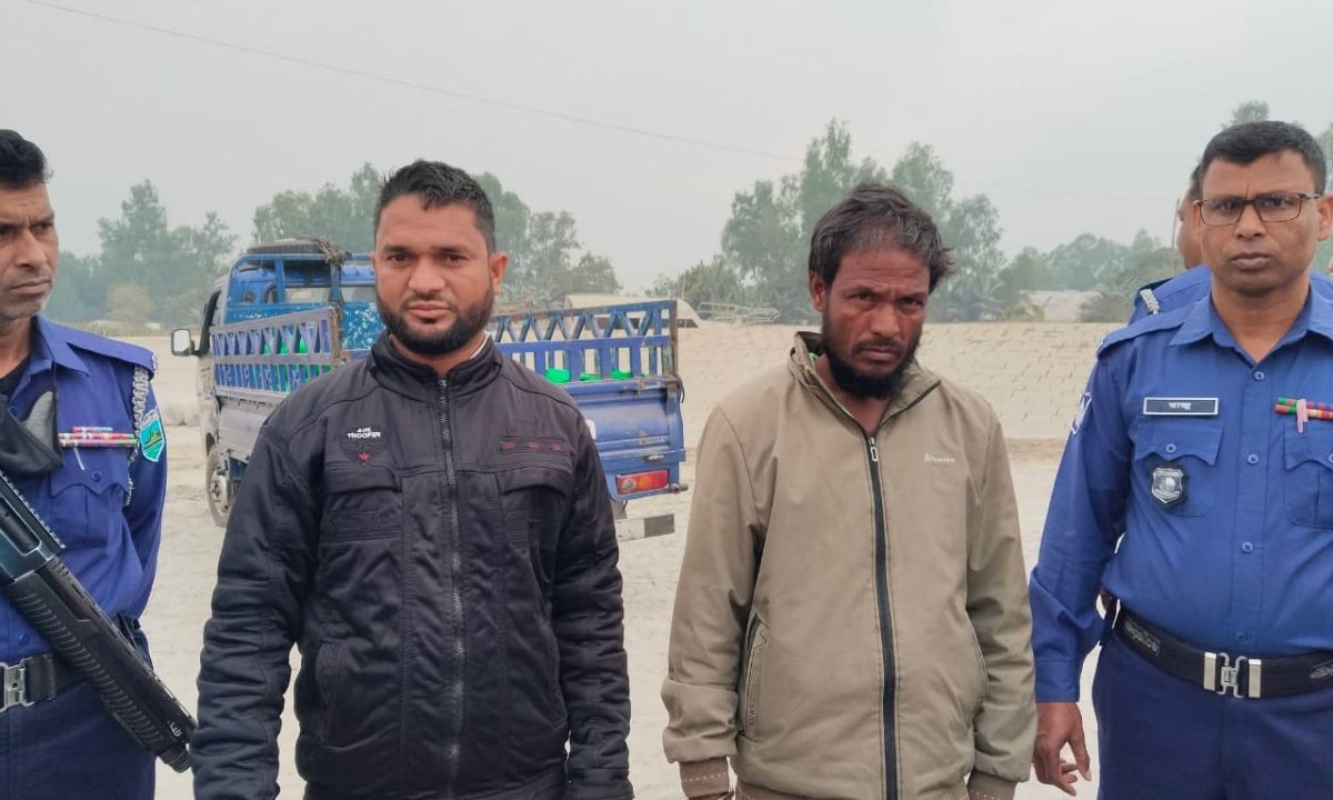 আটক দুজন। ছবি : রূপালী বাংলাদেশ