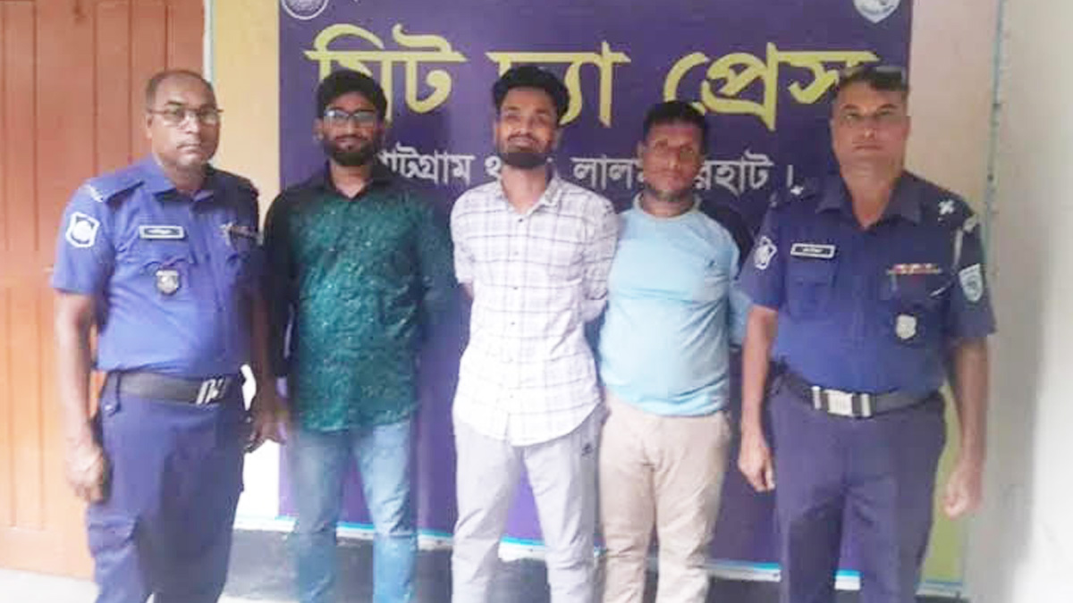 গ্রেপ্তার গোলাম আজম ও শাহাদত হোসেন মারুফ। ছবি- রূপালী বাংলাদেশ