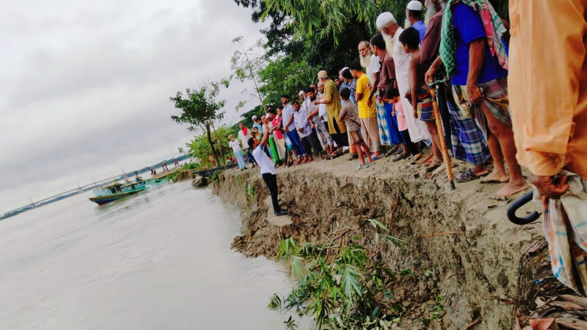 পায়রা নদীর ভাঙনকবলিত আলগী গ্রামে মানবিক সহায়তায় এবি পার্টির ওহাব মিনার। ছবি- রূপালী বাংলাদেশ