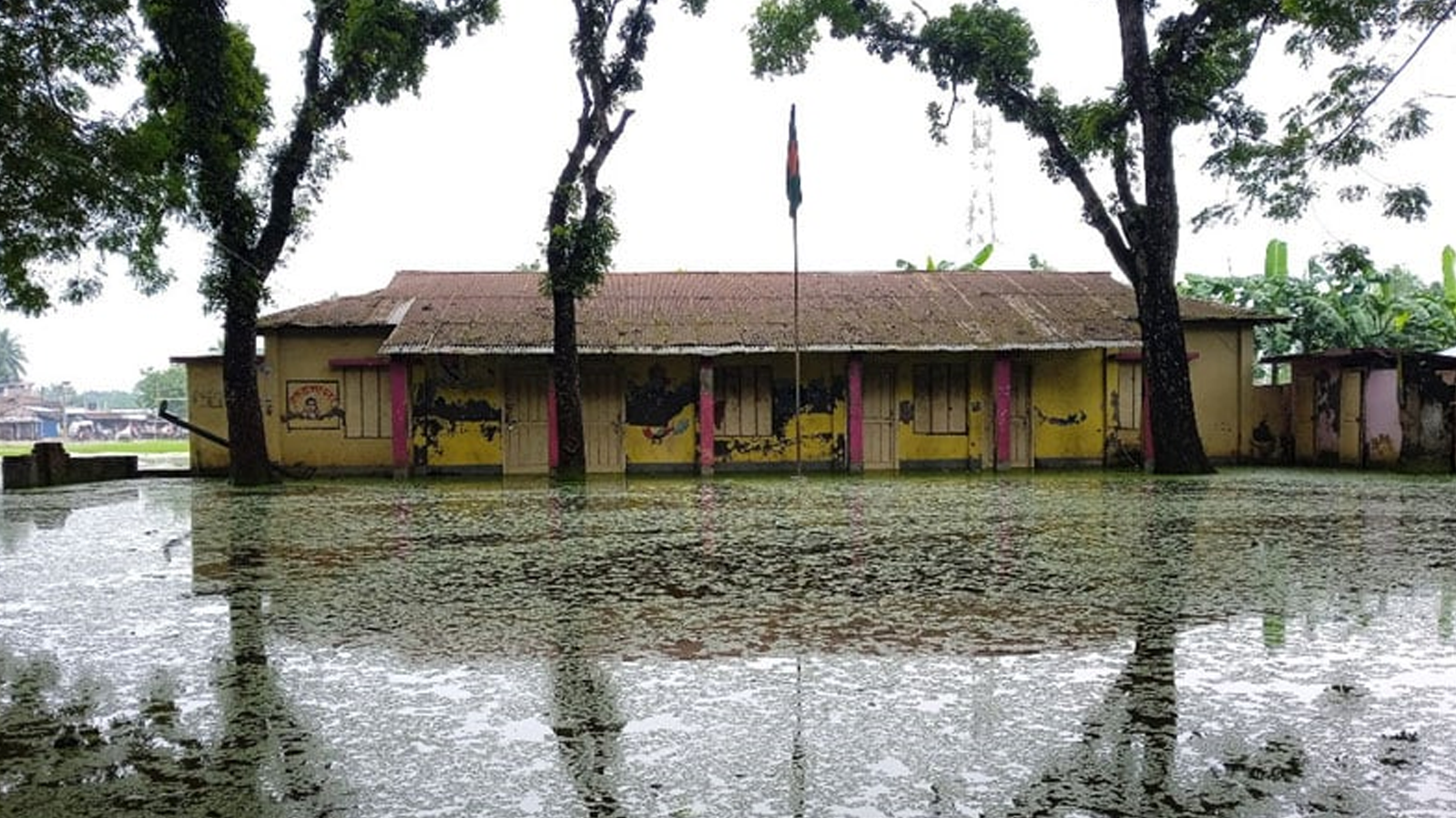 জলাবদ্ধতা বিদ্যালয়। ছবি- রূপালী বাংলাদেশ