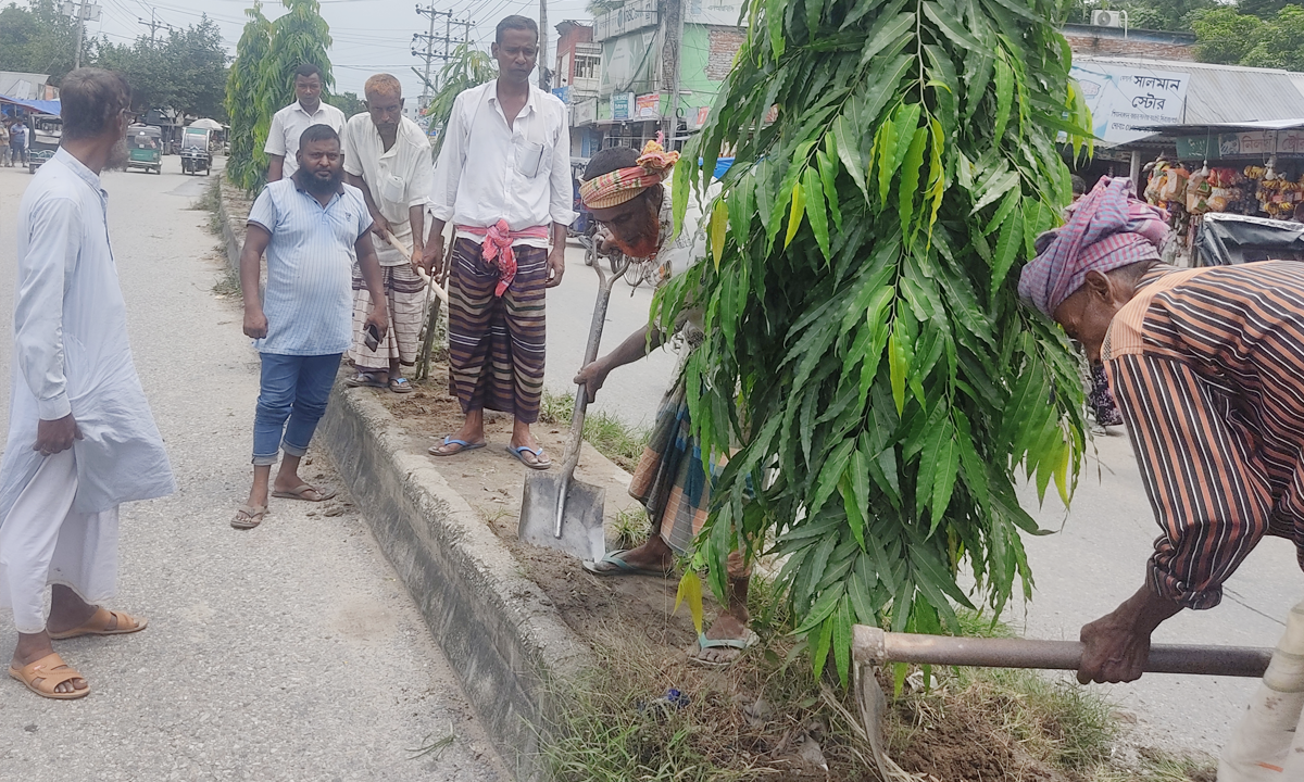 আগাছা ও জঙ্গল অপসারণ করছে স্বেচ্ছাসেবীরা। ছবি- রূপালী বাংলাদেশ