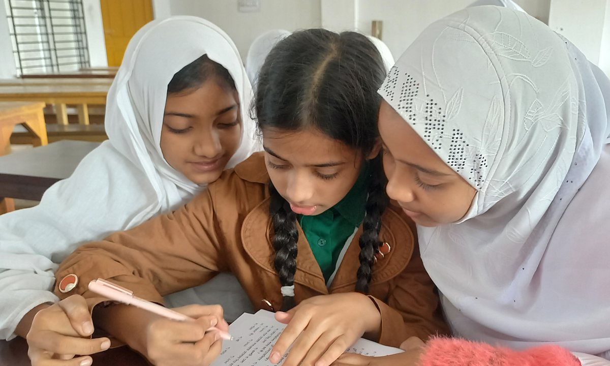 পাঠে ব্যস্ত শিক্ষার্থীরা। ছবি- রূপালী বাংলাদেশ