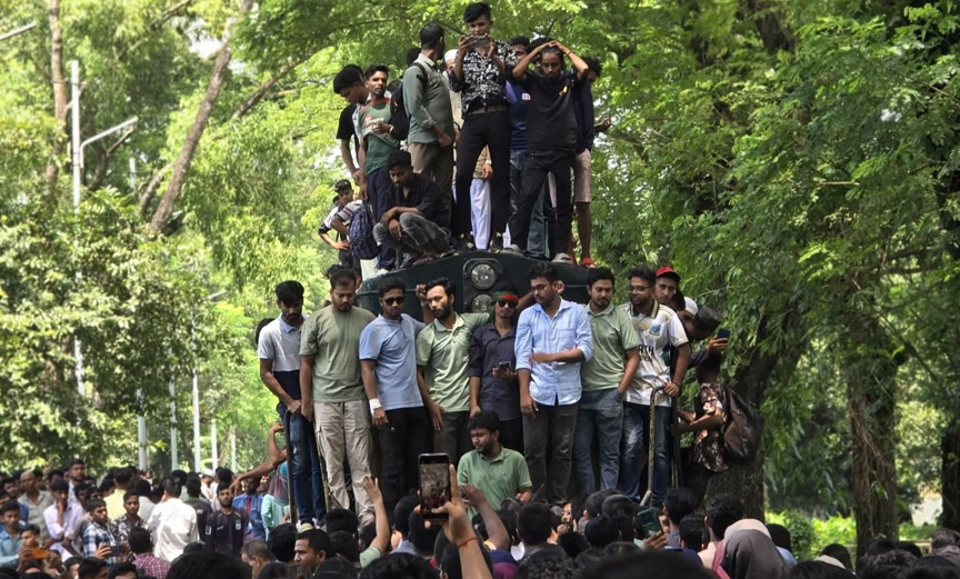 তিন দফা বাস্তবায়নের দাবিতে কৃষিবিদ শিক্ষার্থীদের রেলপথ অবরোধ।  ছবি- রূপালী বাংলাদেশ