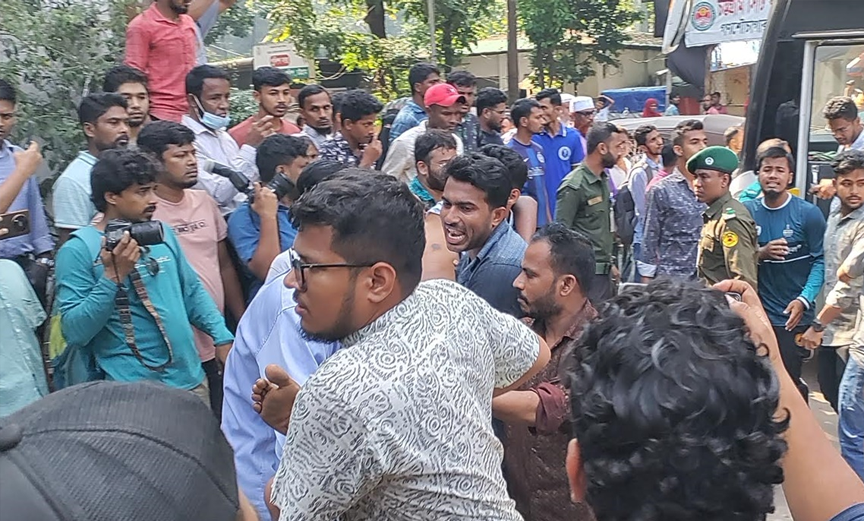 আক্রান্ত চট্টগ্রাম বিশ্ববিদ্যালয়। ছবি- সংগৃহীত