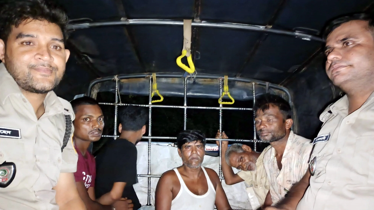 পুলিশের সঙ্গে আটককৃতরা। ছবি- রূপালী বাংলাদেশ