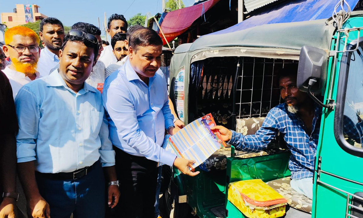 লিফলেট বিতরণ করছেন কাদের গনি চৌধুরী। ছবি- সংগৃহীত