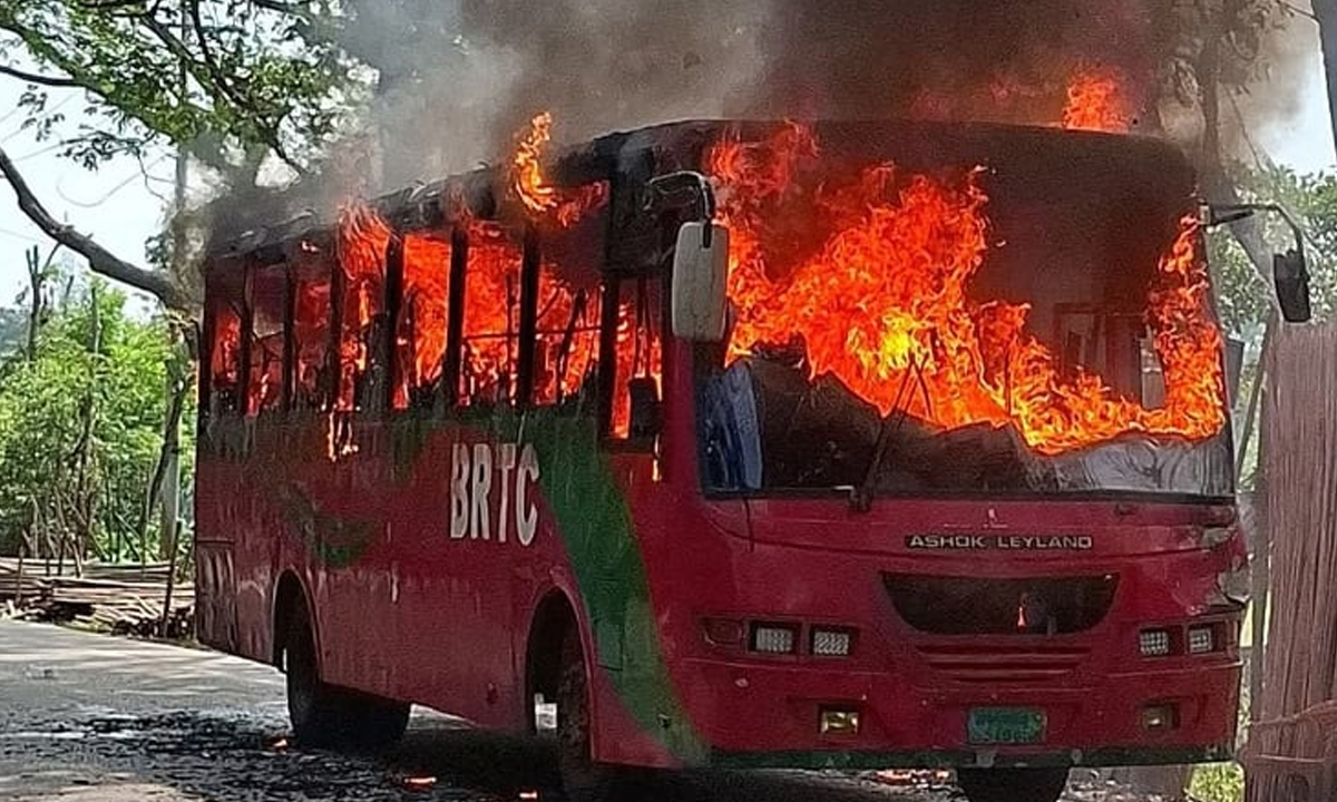 চলন্ত অবস্থায় বিআরটিসির একটি বাসে ভয়াবহ আগুন লাগে। ছবি - সংগৃহীত