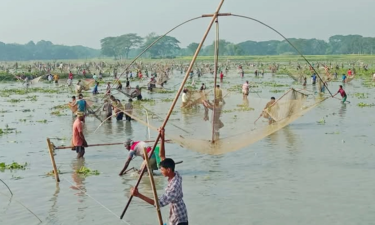 ‘হাইত’ উৎসবে মেতেছেন মাছ শিকারিরা। ছবি-রূপালী বাংলাদেশ
