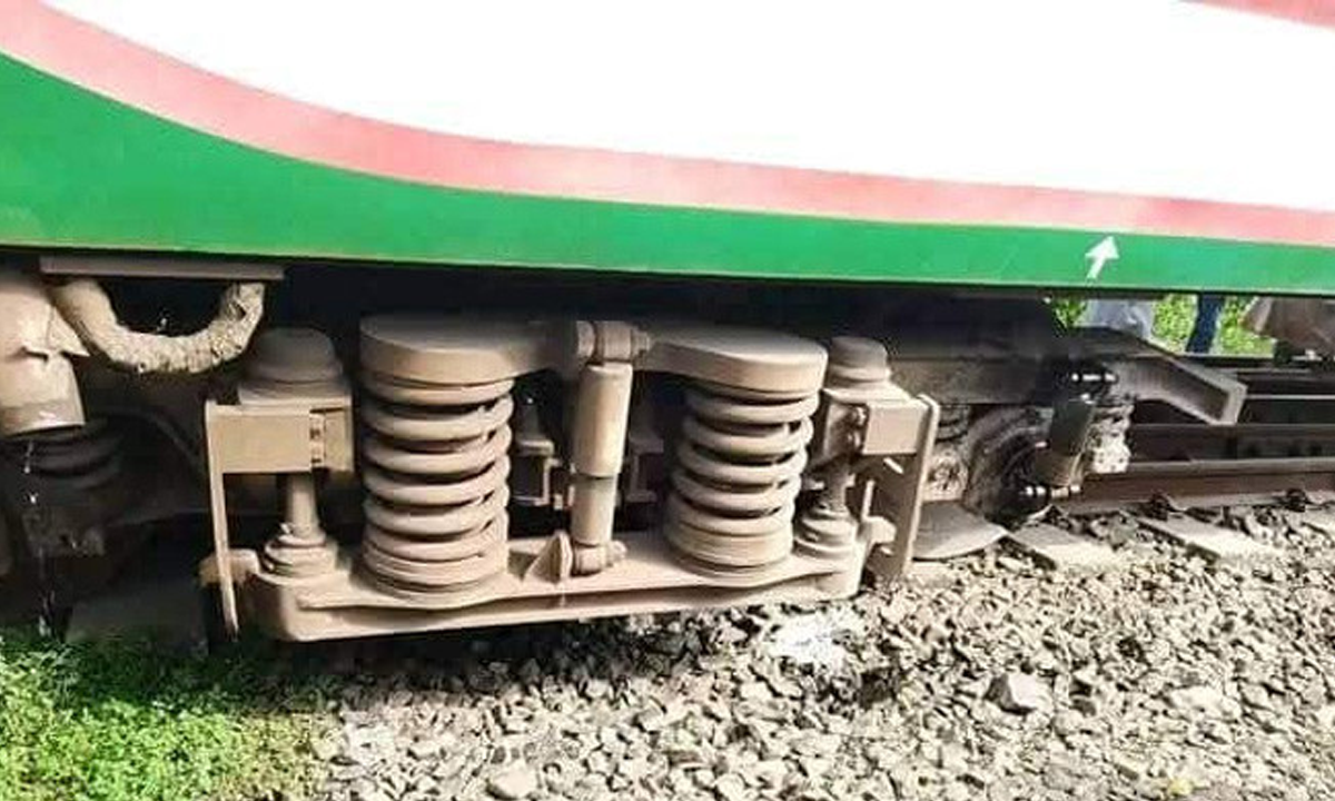 মোহনগঞ্জ এক্সপ্রেসের বগি লাইনচ্যুত।  ছবি- সংগৃহীত