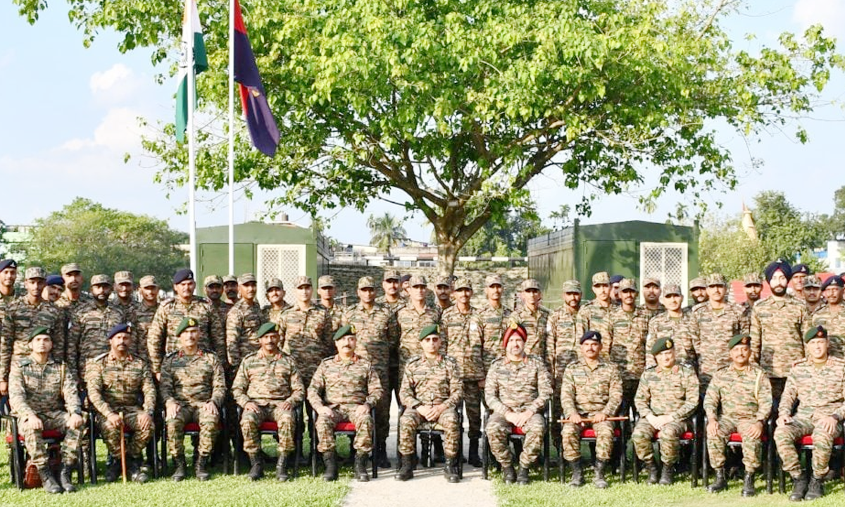 নতুন সামরিক ঘাঁটিতে সৈন্যদের সঙ্গে পূর্বাঞ্চলীয় সেনা কমান্ডার লেফটেন্যান্ট জেনারেল আর. সি. তিওয়ারি। ছবি - সংগৃহীত