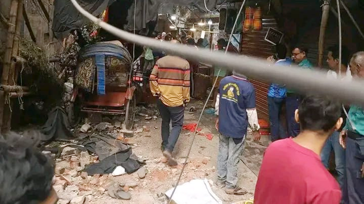 পুরান ঢাকার বংশালে একটি ভবনের রেলিং ধসে বাবা-ছেলেসহ তিনজনের মৃত্যু। ছবি- সংগৃহীত