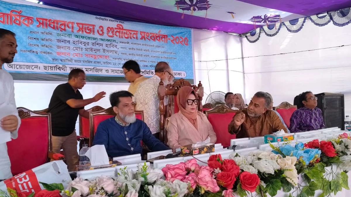 রাজধানীর বাসাবোতে ছায়াবীথি জামে মসজিদ ও সমাজকল্যাণ সমিতির উদ্যোগে বার্ষিক সাধারণ সভা ও গুণীজন সংবর্ধনায় প্রধান অতিথি হিসেবে কখা বলছেন মির্জা আব্বাস। ছবি- রূপালী বাংলাদেশ