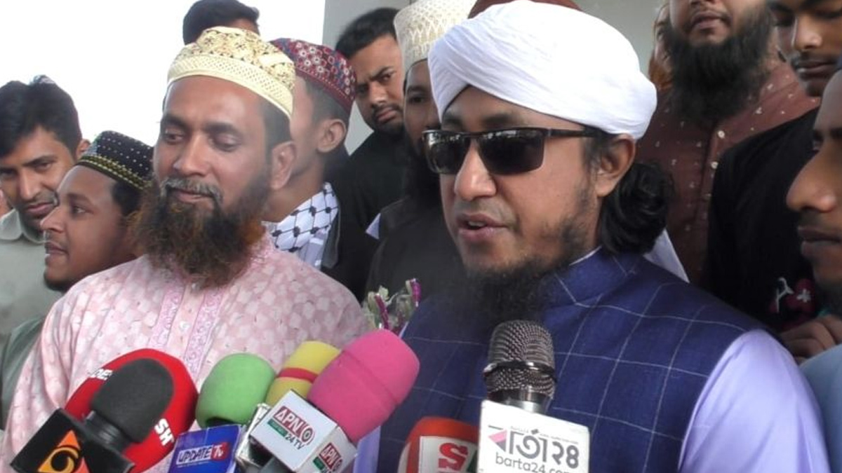 সাংবাদিকদের সঙ্গে কথা বলছেন মুফতি গিয়াসউদ্দিন তাহেরী। ছবি- সংগৃহীত